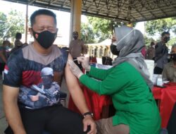 Momen Kapolres Purwakarta Disuntik Vaksin Dosis Ketiga