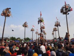 Kini Giliran Panjat Pinang Meriahkan Perayaan HUT Kemerdekaan RI ke-77 di Purwakarta