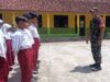 Bentuk Karakter dan Tanamkan Disiplin, Babinsa Koramil 1901/Wanayasa Latih Anak SD Baris-berbaris