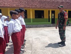 Bentuk Karakter dan Tanamkan Disiplin, Babinsa Koramil 1901/Wanayasa Latih Anak SD Baris-berbaris