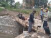 Babinsa Kodim 0619/Purwakarta Bantu Warga Perbaiki Jembatan Roboh