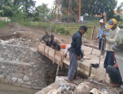 Babinsa Kodim 0619/Purwakarta Bantu Warga Perbaiki Jembatan Roboh