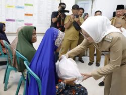Pemkab Purwakarta Serahkan Kompensasi Warga Margasari yang Sering Dilintasi Armada Sampah