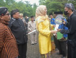 Bupati Purwakarta Serahkan Bantuan Bus Sekolah dan Motor Operasional Kepsek di Momen Hardiknas