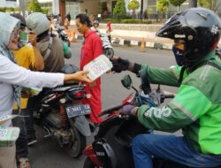 Kelompok Wanita Tani Bina Lestari Purwakarta Bagikan Takjil Sayuran Segar