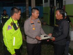 Kapolres Subang Serahkan Tali Asih kepada Keluarga Korban Tragedi Ciater