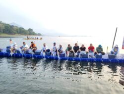 Jasa Tirta II Bersama Relawan Bakti BUMN dan Atlet Triathlon Tebar Benih Ikan