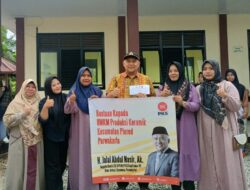 Anggota Komisi XII DPR RI Haji Jalal Salurkan Bantuan untuk UMKM Keramik di Desa Anjun Purwakarta
