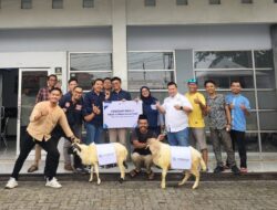Rayakan Iduladha 1447 H dengan Masyarakat Sekitar, FIFGROUP Purwakarta Berbagi Hewan Kurban